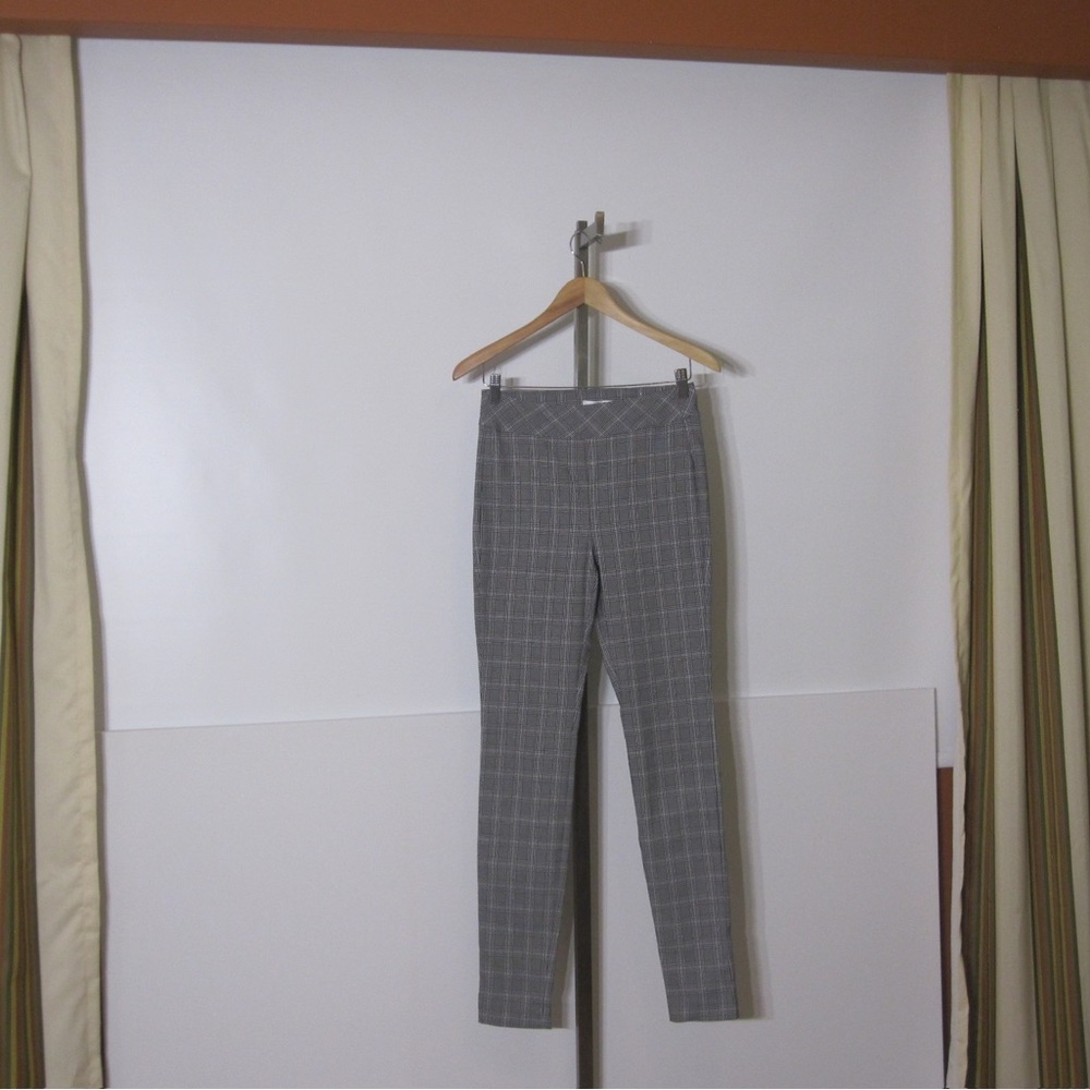 Camber and Grace slim leg, black and white checked pants. Size small.